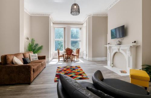 Wakefield House | Manygates House by Alt-Stay - Wakefield Budget Friendly Contractor and Relocation Accommodation - Private Room with Parking, Fast Wi Fi, In Room Tea and Coffee, Shared Kitchen, Bathrooms and Lounge - Long Stay Ready with Weekly and Monthly Rates