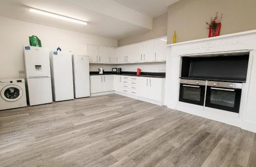 Wakefield House | Manygates House by Alt-Stay - Wakefield Budget Friendly Contractor and Relocation Accommodation - Private Room with Parking, Fast Wi Fi, In Room Tea and Coffee, Shared Kitchen, Bathrooms and Lounge - Long Stay Ready with Weekly and Monthly Rates