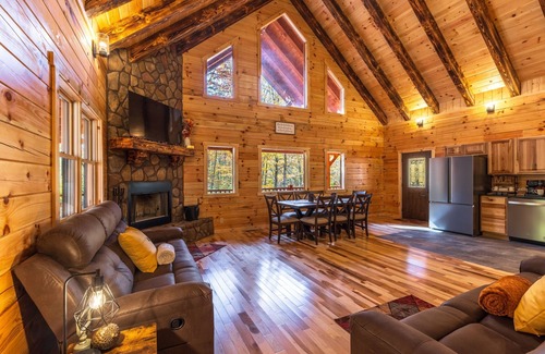 South Bloomingville Cabin | Maple Hill Retreat - w/Hot Tub - Hocking Hills