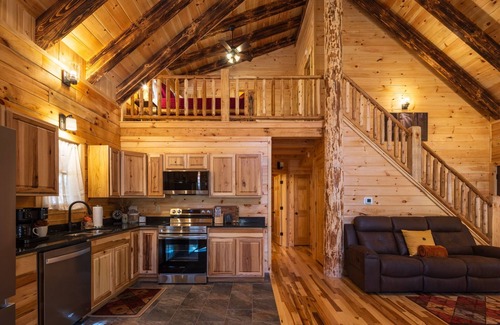 South Bloomingville Cabin | Maple Hill Retreat - w/Hot Tub - Hocking Hills