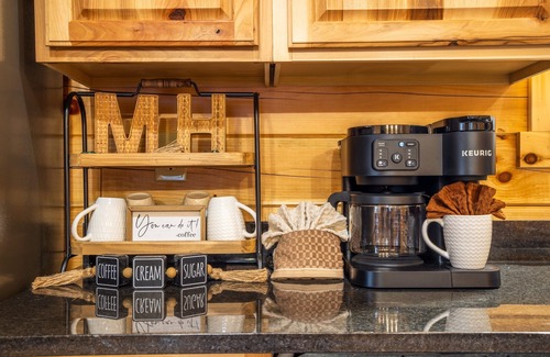 South Bloomingville Cabin | Maple Hill Retreat - w/Hot Tub - Hocking Hills