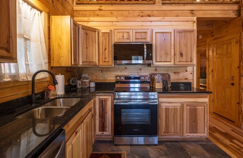 South Bloomingville Cabin | Maple Hill Retreat - w/Hot Tub - Hocking Hills