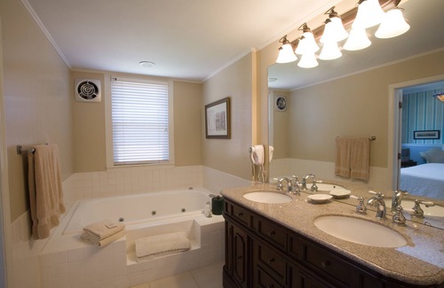 Saugatuck Bed & Breakfast | Maplewood Hotel