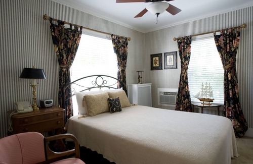 Saugatuck Bed & Breakfast | Maplewood Hotel