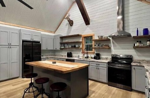 Magnolia Cabin | Mar I-Wilya Treehouse, 18ft off of the ground sits on 54 acres.