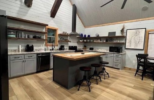 Magnolia Cabin | Mar I-Wilya Treehouse, 18ft off of the ground sits on 54 acres.