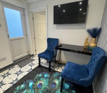 Gloucester Apartment | Marble blue flat, City of Gloucester