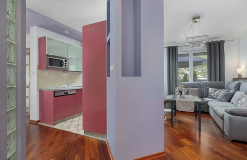 Pradnik Bialy Apartment | Marczyńskiego 3 Kraków | Grey and Pink Apartment with Parking, Desk, Terrace and