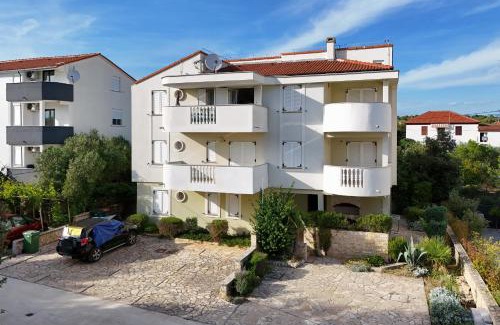 Petrcane Apartment | Mare 9 Cozy Two Bedroom Apartment with Garden
