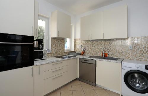 Petrcane Apartment | Mare 9 Cozy Two Bedroom Apartment with Garden