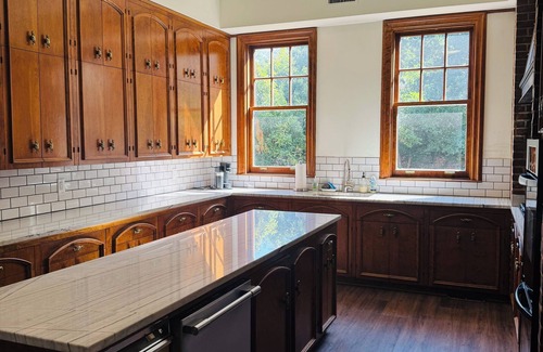 LaGrange Apartment | Margot Suite - Truitt Vanderbilt Club - King room with bath and bistro