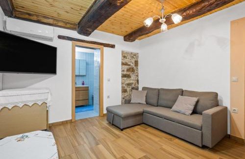 Livadia House | Maria's House with View in Kambos