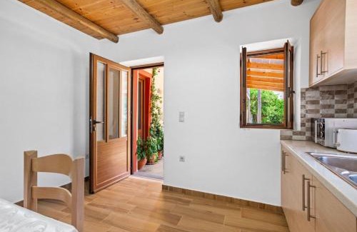 Livadia House | Maria's House with View in Kambos