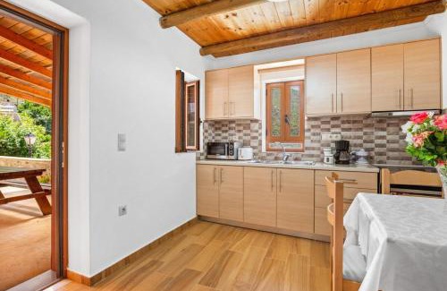 Livadia House | Maria's House with View in Kambos