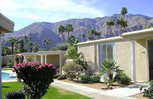 Uptown Design District Condo | "Marilyn's Secret!" - King Bed, 2 Bathrooms/Walk to Town, Shops & Dining