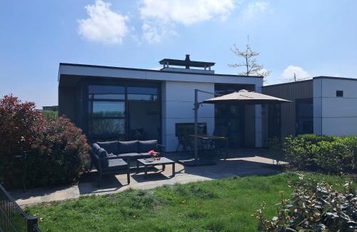 Olburgen House | Marina Strandbad Chalet Land in Sicht mit Zaun Haus Nr 81