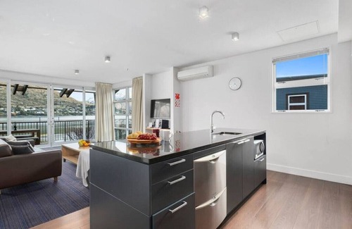 Frankton Apartment | Marina Views - Apt 207 opposite the lake front