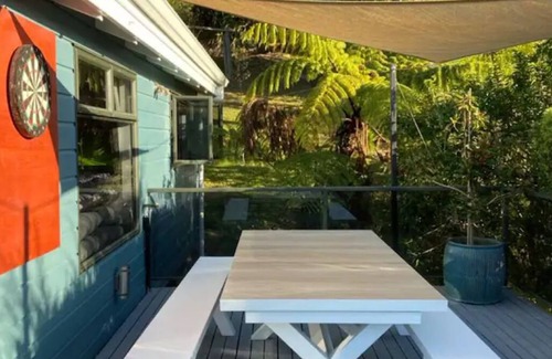 Waikawa Bay House | Marina views retreat w/artist guest studio