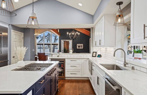 Delafield House | Mariner Harbor: 5BR Lake House, Pontoon Rental, Walk to beach