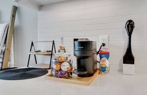 Downtown Edmonton Apartment | Mary - Downtown Luxury Suite with City Views