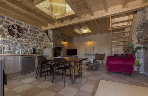 Joyeuse House | Mas de Guilhaumon "hamlet side"