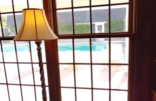 Oroville House | Massive 4 Bedroom House with Pool