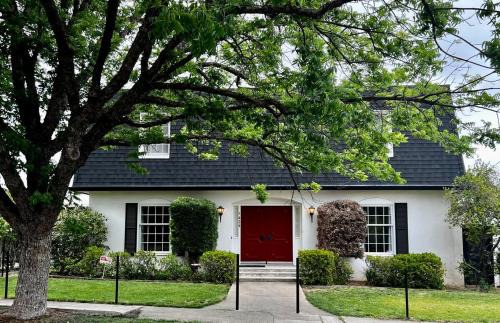Oroville House | Massive 4 Bedroom House with Pool