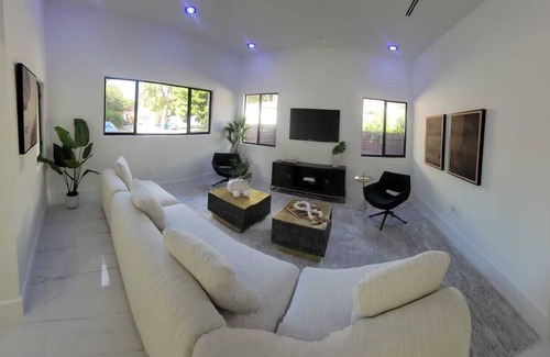 El Portal House | Massive rooms and living spaces. Great for