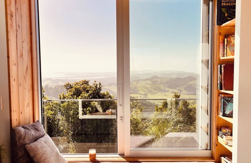 Whangaripo House | Matakana View- Treetop retreat in Matakana
