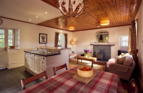 Gorebridge Cottage | Mauldslie Hill Cottage - Sleeps 6 & Pet Friendly