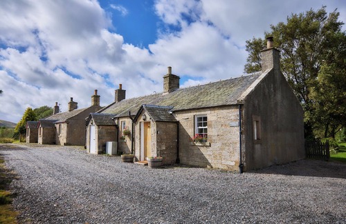 Gorebridge Cottage | Mauldslie Hill Cottage - Sleeps 6 & Pet Friendly