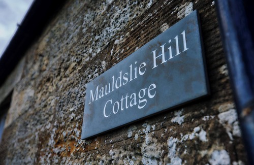 Gorebridge Cottage | Mauldslie Hill Cottage - Sleeps 6 & Pet Friendly