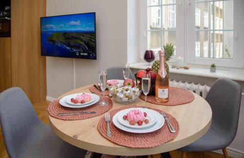 Old Town Apartment | Maya's Flats & Resorts 64 - 3 Rooms Apartment On Chlebnicka Street Old Town Gdask