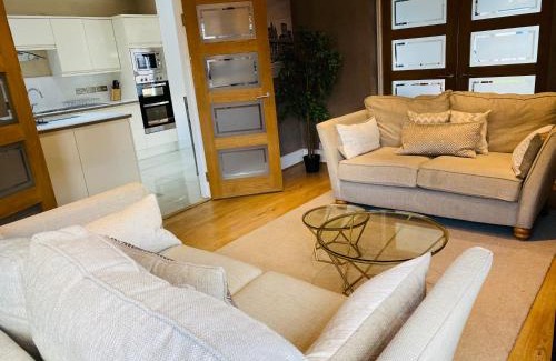 Peterborough House | Mayors House Ideal for Groups & Business