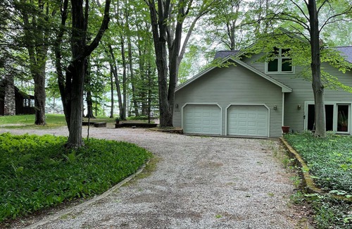 Maple City Cottage | Mccormick Place on Big Glen Lake! Pets allowed. 3 day min after Labor Day.