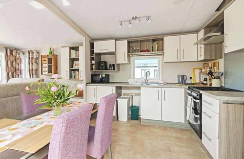 Newton Saint Cyres Ski Chalet | Meadow View Splash Retreat - Swimming Pool & Fishing Nearby