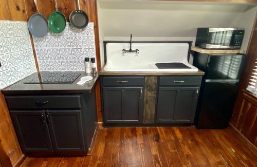 Hillsboro House | Meadowview Guest House -1 Bedroom Studio-Couple's Hot Tub Getaway