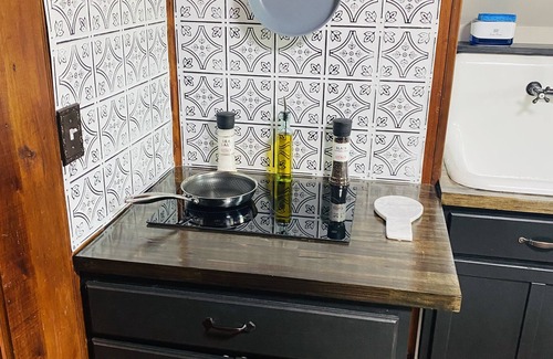 Hillsboro House | Meadowview Guest House -1 Bedroom Studio-Couple's Hot Tub Getaway