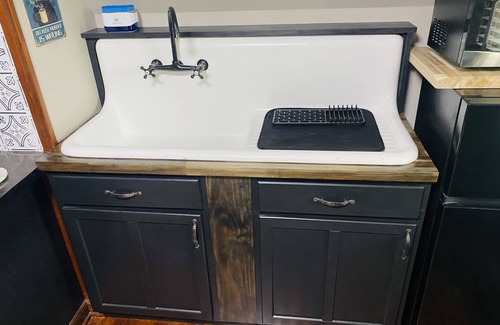 Hillsboro House | Meadowview Guest House -1 Bedroom Studio-Couple's Hot Tub Getaway