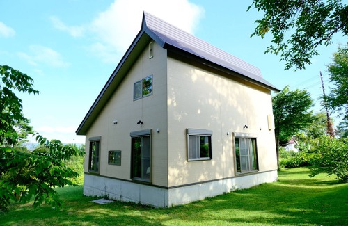 Myoko Ski Chalet | Meanwhile Woods - large garden and private chalet overlooking Mt. Myoukou, 5 min. walk to Akakura Ski Resort main gondola