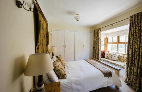 Llandyssiliogogo House | Meddyg y Mor Cwm Tydu