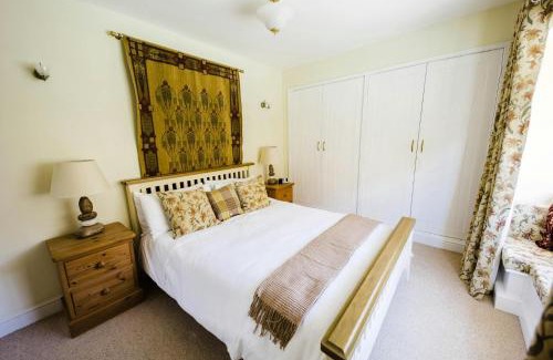 Llandyssiliogogo House | Meddyg y Mor Cwm Tydu