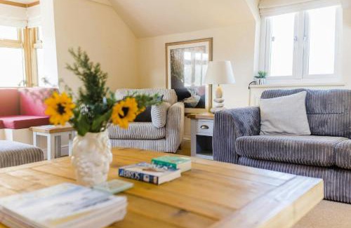 Llandyssiliogogo House | Meddyg y Mor Cwm Tydu