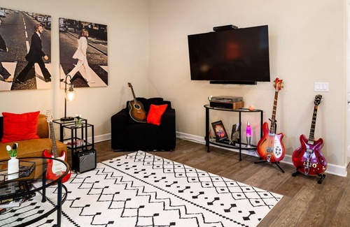 South Main House | Medical Center & NRG Stadium Rock-N-Roll