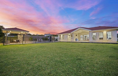 Dubbo House | Mediterranean Retreat | Mineral Pool, Golf Views, Near Zoo