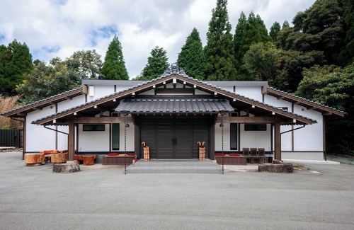 Aso Villa | Meihodo Geihinkan|In the deep forest surrounded by the mountains of Aso