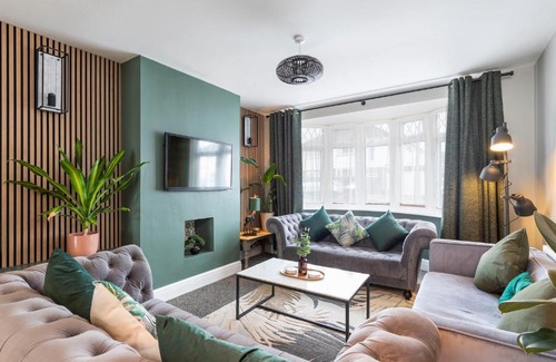 Portslade House | Melrose- Beautiful 4 Bedroom Home With Parking