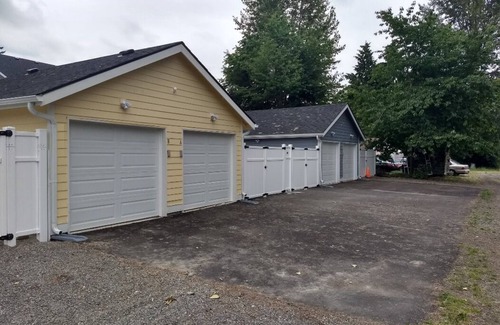Renton House | ⁂ Memory Foam Bed, Blackout Curtains & Smart TV