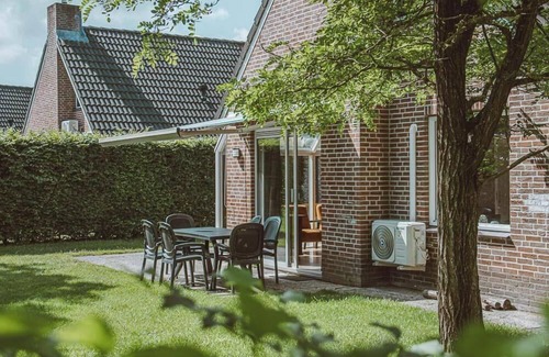 Nieuw Heeten House | Meta description: Stay in Bungalow Schipbeek for 6 persons at Vakantiepark de Sallandshoeve and enjoy comfort and convenience in a woodland setting in Overijssel.