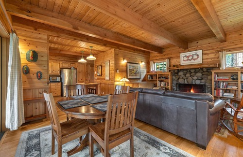 Camp Sherman Cabin | Metolius River Resort Cabin 12 Luxurious cabin on the Metolius River & fireplace